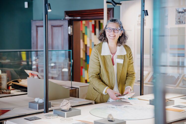 Helga Sandl in der Ausstellung © Roberta Fele