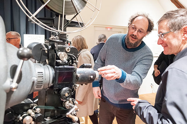 Co-Kurator Andreas Schwarz (Mitte) in der Ausstellung (Bild: Roberta Fele)