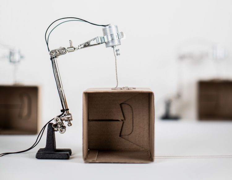 Gleichstrommotoren, Kugelketten, Messingschalen, Kartonboxen ©  Zimoun